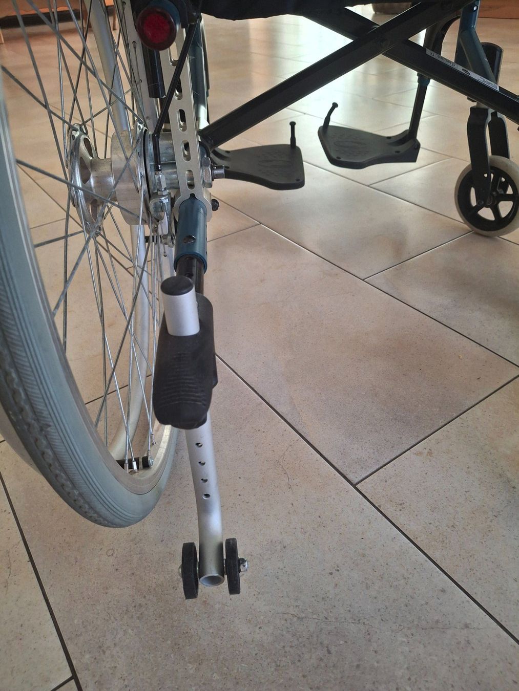 Rollstühle: Rollstuhl Invacare Action3 Echo mit Trommelbremsen – Gebraucht aus Wittnau von Onyx73 4