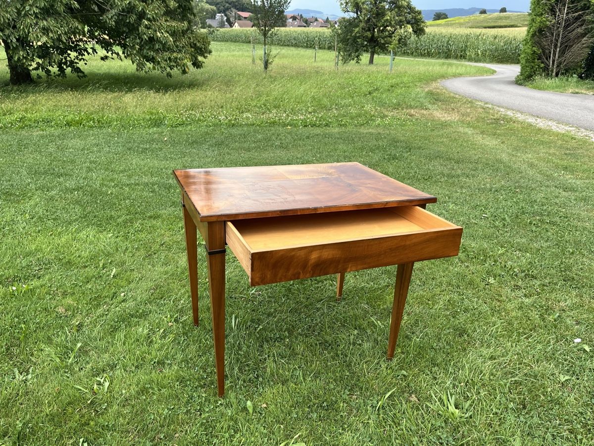 Tische: Tisch mit Schublade Massiv Holz – Gebraucht aus Allmendingen b. BE von  1