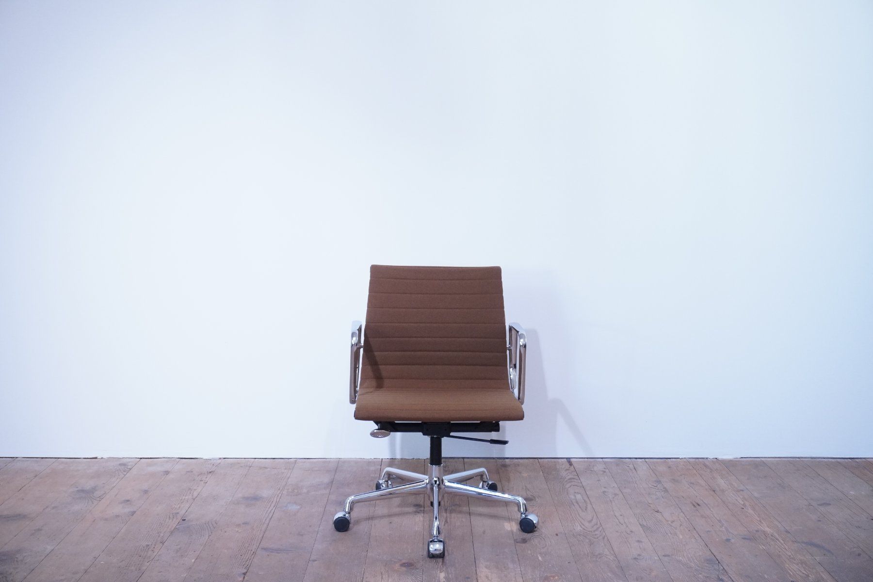 Vitra Sedie: Vitra Eames Alu Chair EA117 Hopsak braun – Usato da Bad Zurzach venduto da QLASSIQ 1