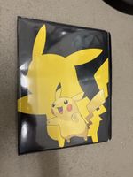 Pokémon Pikachu Ultra PRO Sammelordner + 12 Stumble Guys Kar