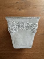 Blumentopf Betonoptik quadratisch mit Rosen-Dekor grau