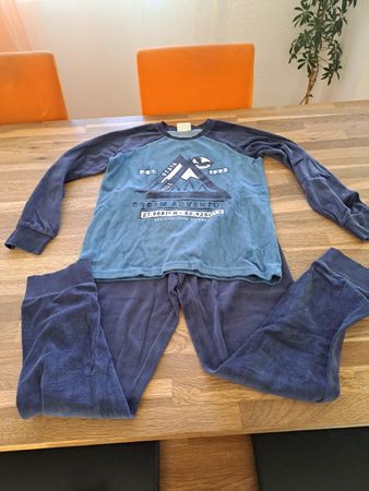 Flauschiges Pyjama Gr.152 zu verkaufen