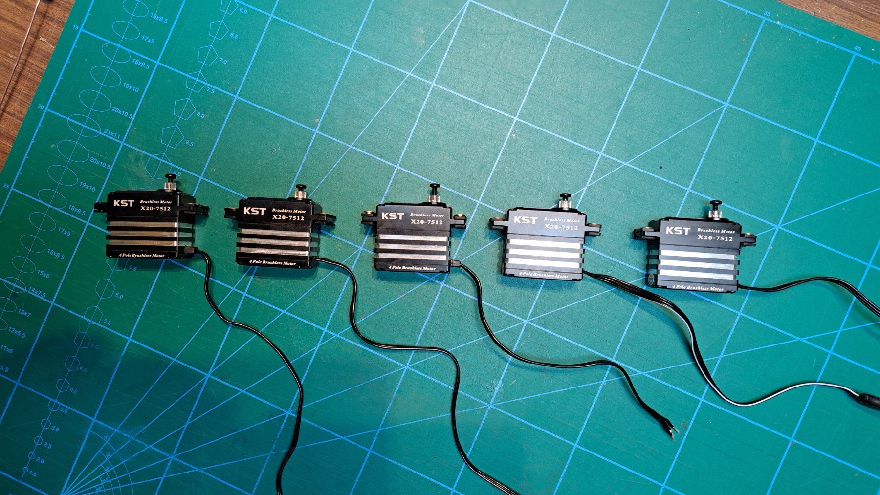 Modellismo RC: 5x servo KST X20-7512 - 82Kg – Usato da Villiers venduto da Djobinne 1