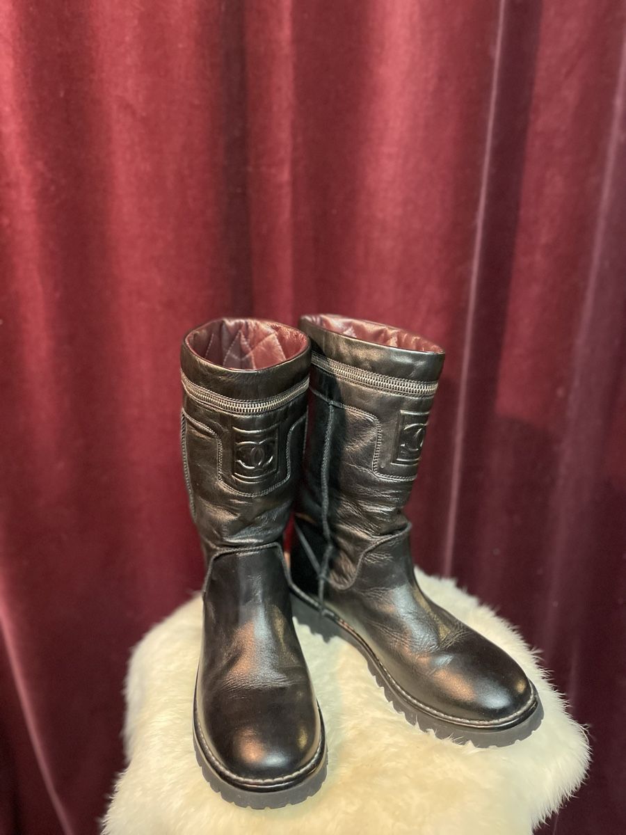 Chanel Scarpe da donna: Coco Chanel Cocoon Leather Horizontal Zip Boots Black – Nuovo (secondo la descrizione) da Montreux venduto da Yss_Boutiqu3 1