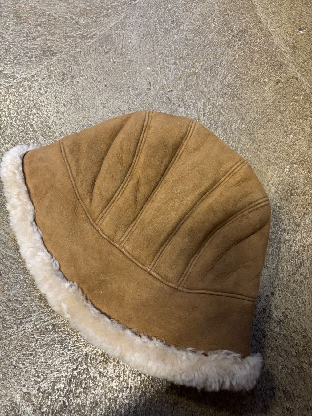 Copricapi, berretti & cappellini: Chapeau UGG Taille unique – Nuovo e nell'imballaggio originale da Orbe venduto da D-stockFactory-Orbe 1