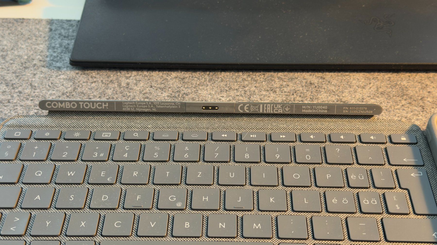 Apple Covers & Borse: Logitech Combo Touch Keyboard Case mit Trackpad inkl Pencil – Usato da Romanshorn venduto da Coffee_Panda 1