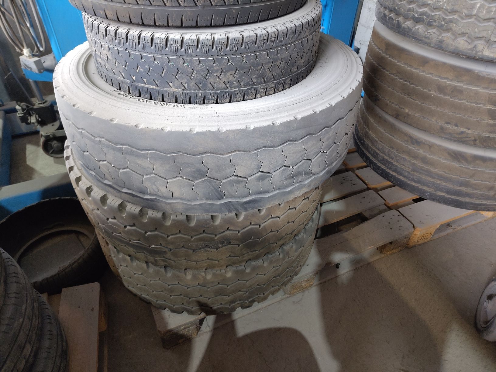 Pneus & Roues: LKW Reifen – D'occasion à Neuendorf par quattro4ever 1