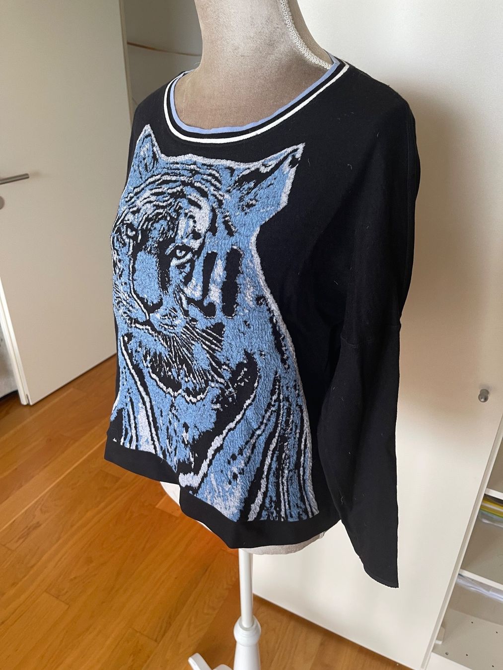 Marc Cain Maglioni & Felpe: Marc Cain Pullover Gr. 36 mit Tigerkopf – Usato da Kreuzlingen venduto da shopaholicatheart_3 1