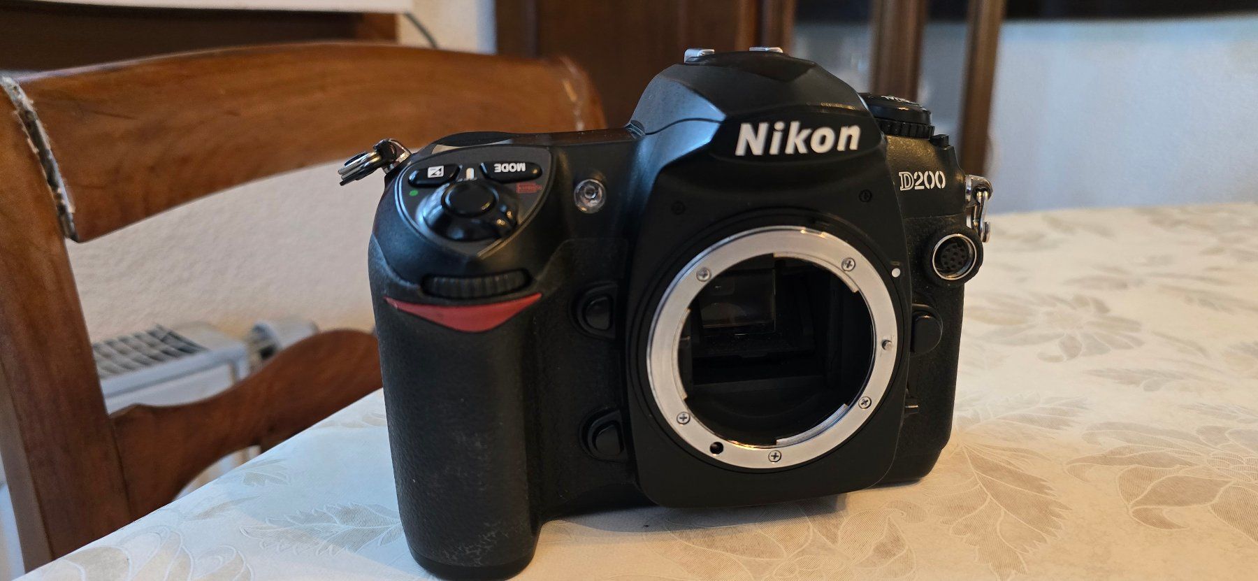 Nikon Kamera: Nikon D200 + 2 accus + chargeur – Gebraucht aus La Tour de Peilz von Helvetica-Raw 1