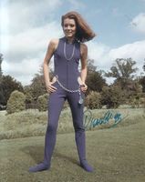 Diana Rigg  ( 1938-2020: JAMES Bond ) - orig. sign. Großfoto