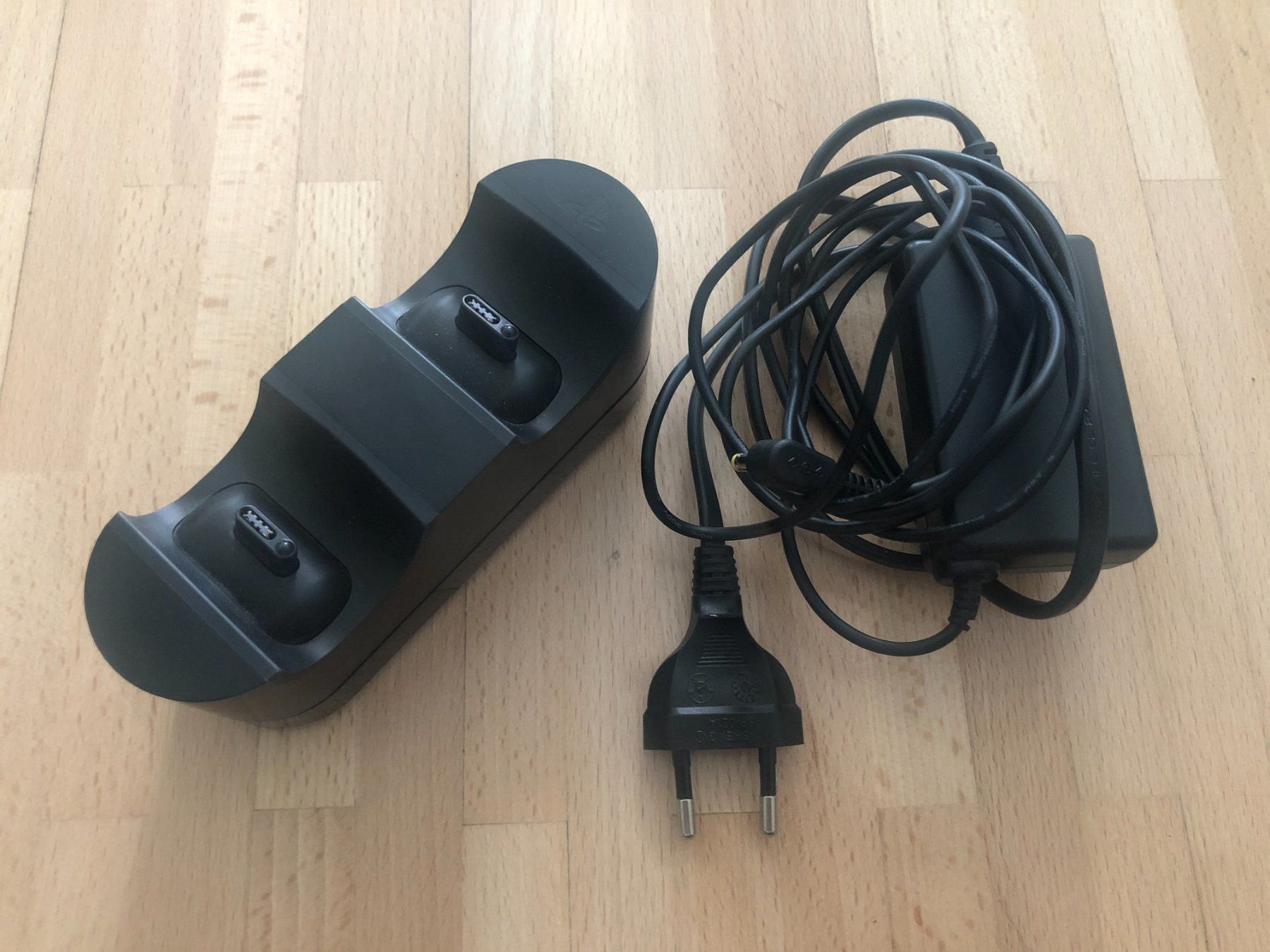 Sony Adattatori & Cavi: Ladestation / Ladegerät PS4 2 Controller – Usato da Nussbaumen AG venduto da Pika-Shop