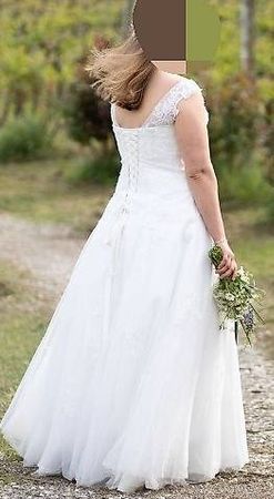 Brautkleid mit Rückenschnürung Gr. 42-44, inkl. Reifenrock