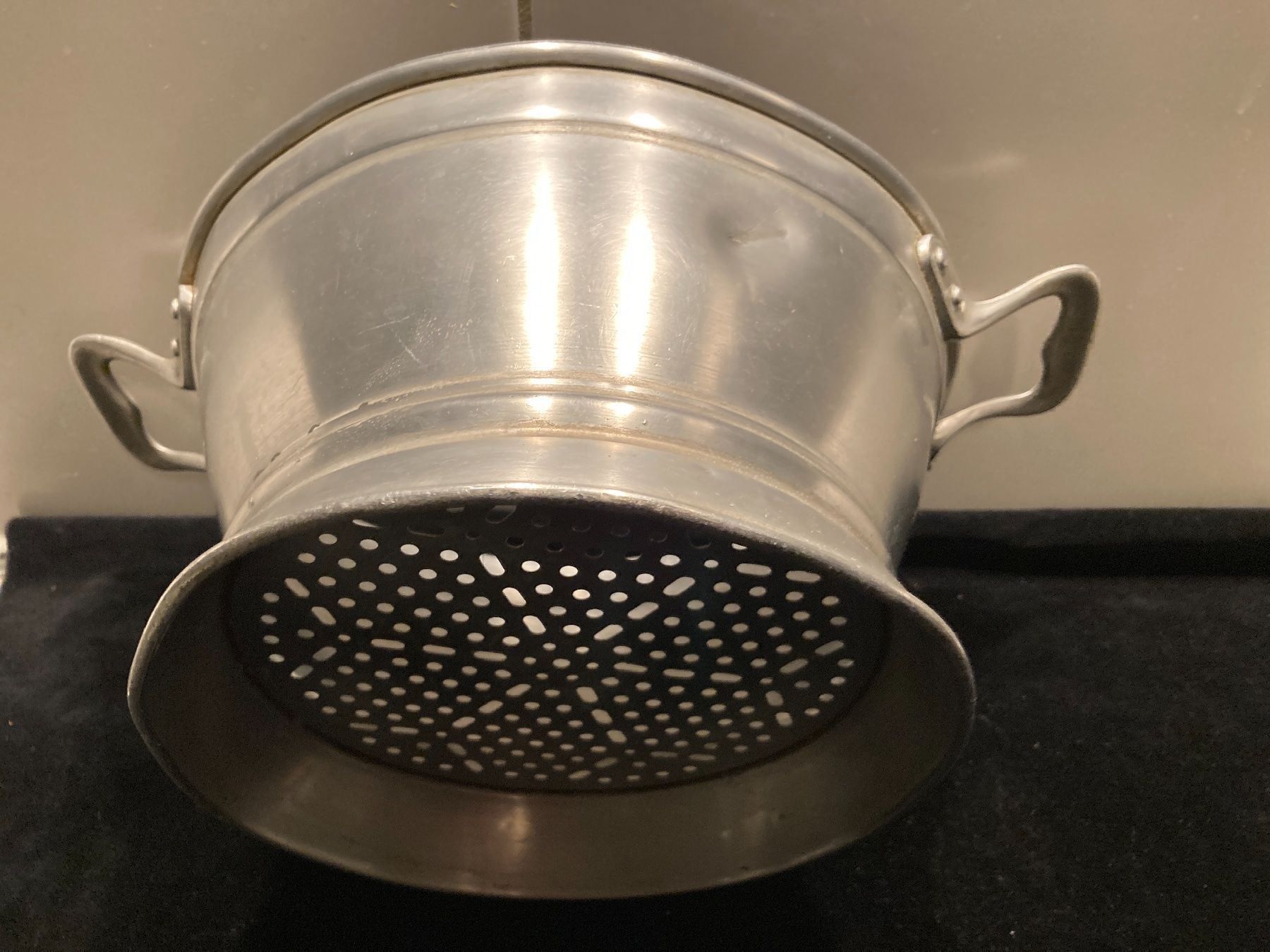 Elettrodomestici da cucina: Altes Löcher-Becken aus Alu – Usato da Zürich venduto da Chaeffeler 3