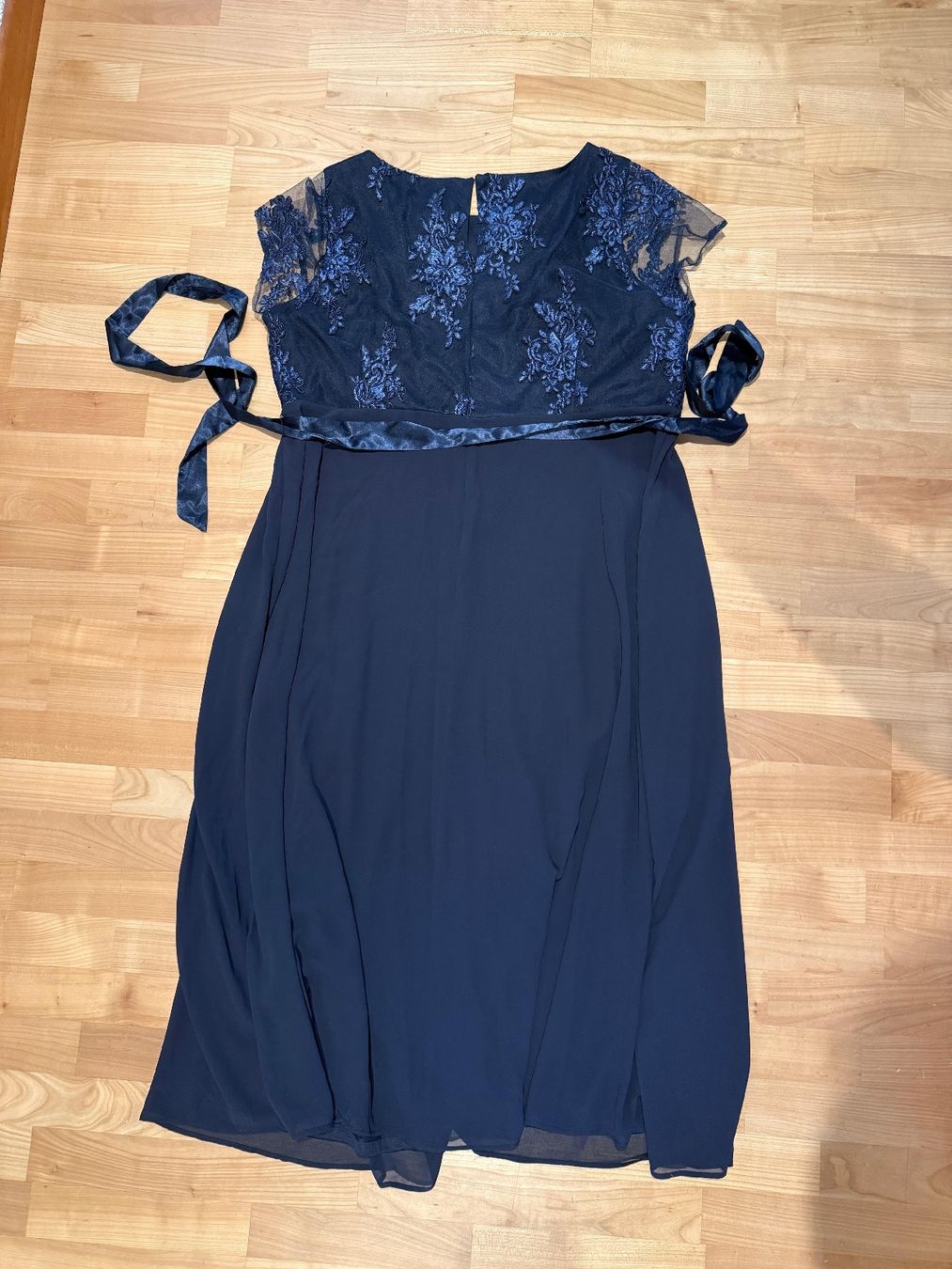 C&A Vestiti: Umstandsmode Festkleid Gr. 56 – Usato da Flawil venduto da Ringo455 1