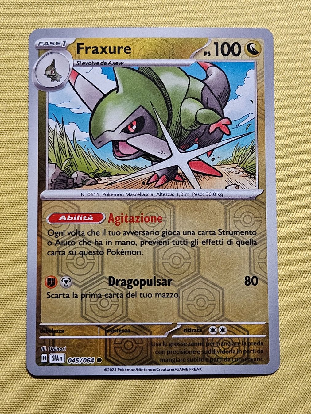 Pokémon Carte collezionabili: SFA Shrouded Fable - Fraxure 045/064 IT – Usato da Bellinzona venduto da Pokemarco