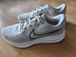 NIKE RUN DEFY Laufschuh Gr. 40, weiss/beige