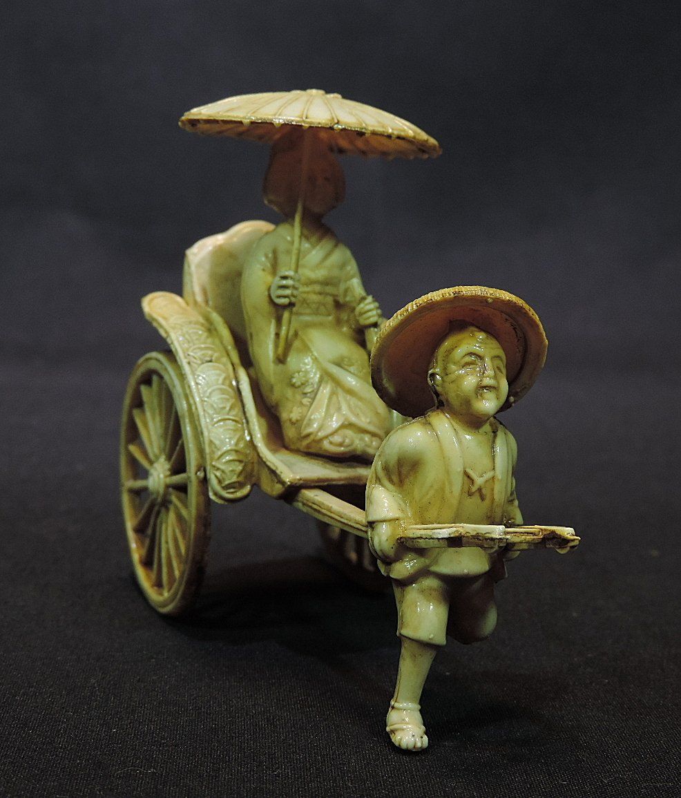 Figuren: Figur Rikschafahrer mit Geisha, Elfenbeinfarben – Gebraucht aus Duggingen von roterbambus 1