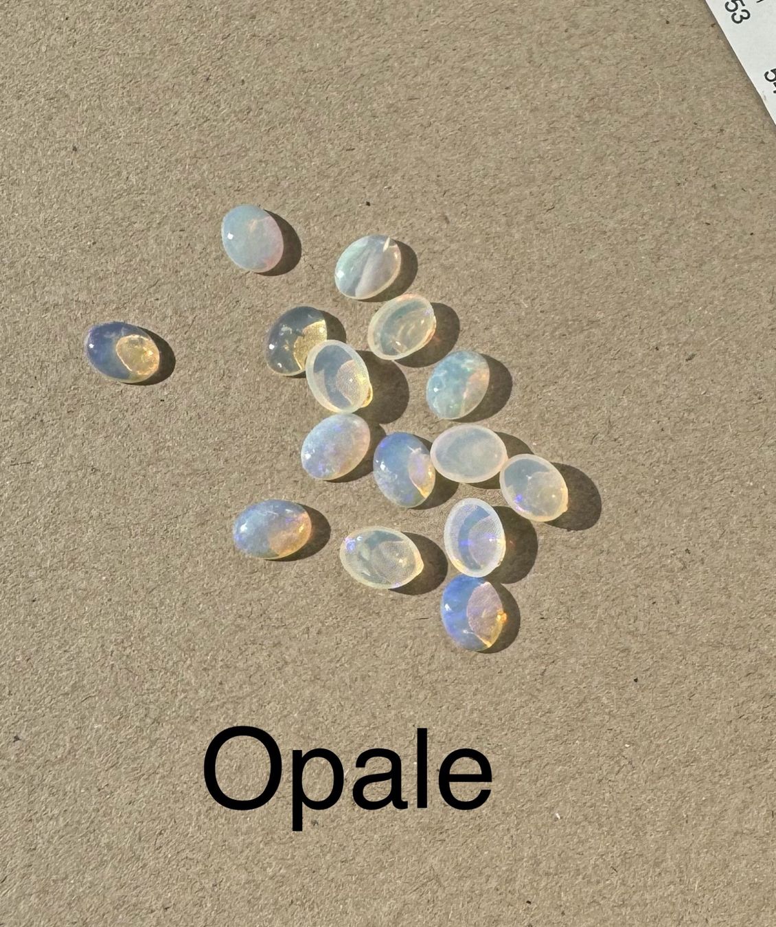 Fossili: 15  Stk  Cabochons Opal  Tropfen   echt winzig OPALE  SET – Nuovo e nell'imballaggio originale da Leuggern venduto da gemshow