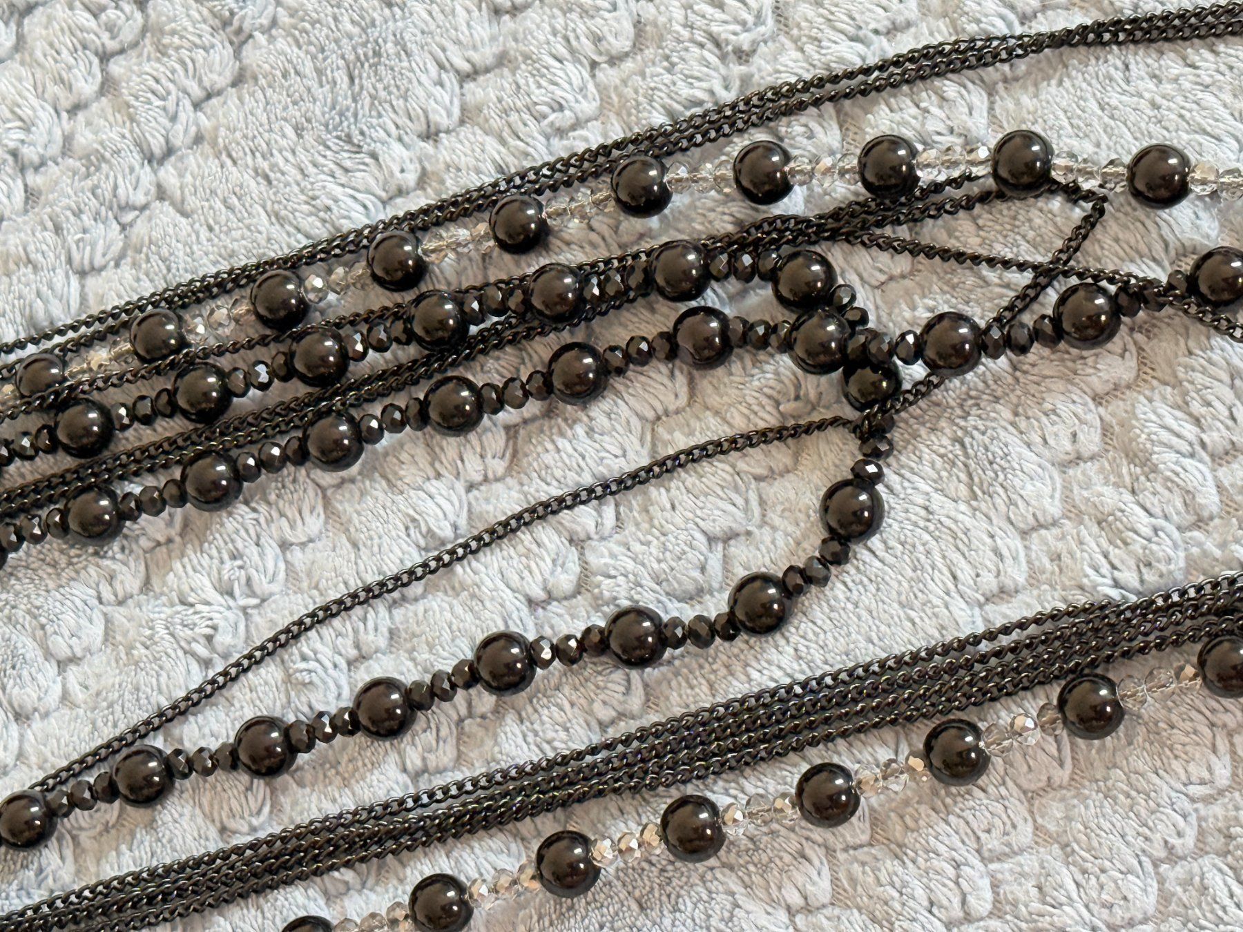 Catenine: Collier multi-rangs noir perles et chaînes Lovisa – Nuovo e nell'imballaggio originale da Genève venduto da AGBERG 1