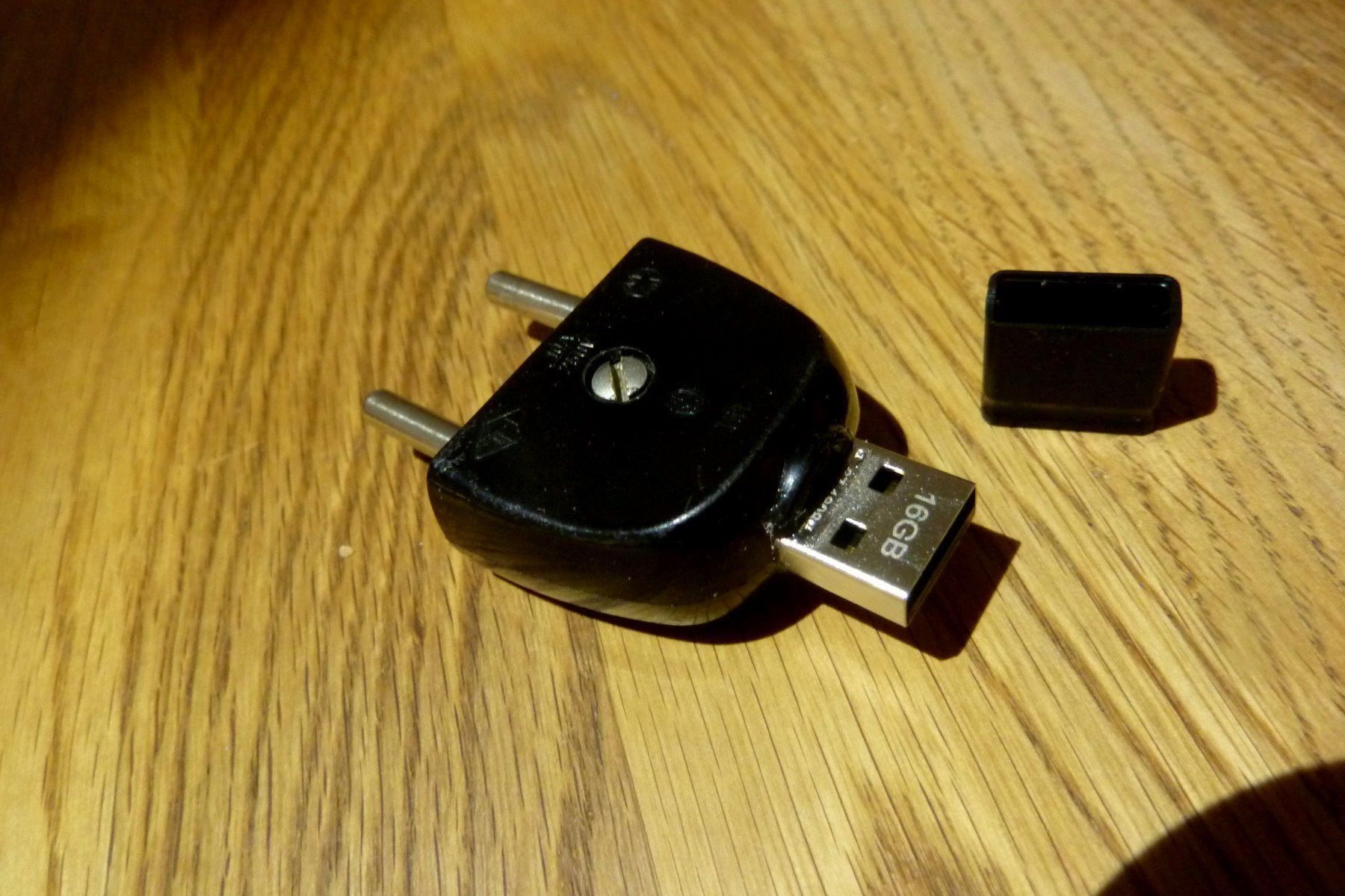 USB Sticks: USB Stick im Retro 2Pol Bakelit handmade – Neu (gemäss Beschreibung) aus Hochfelden von swissice