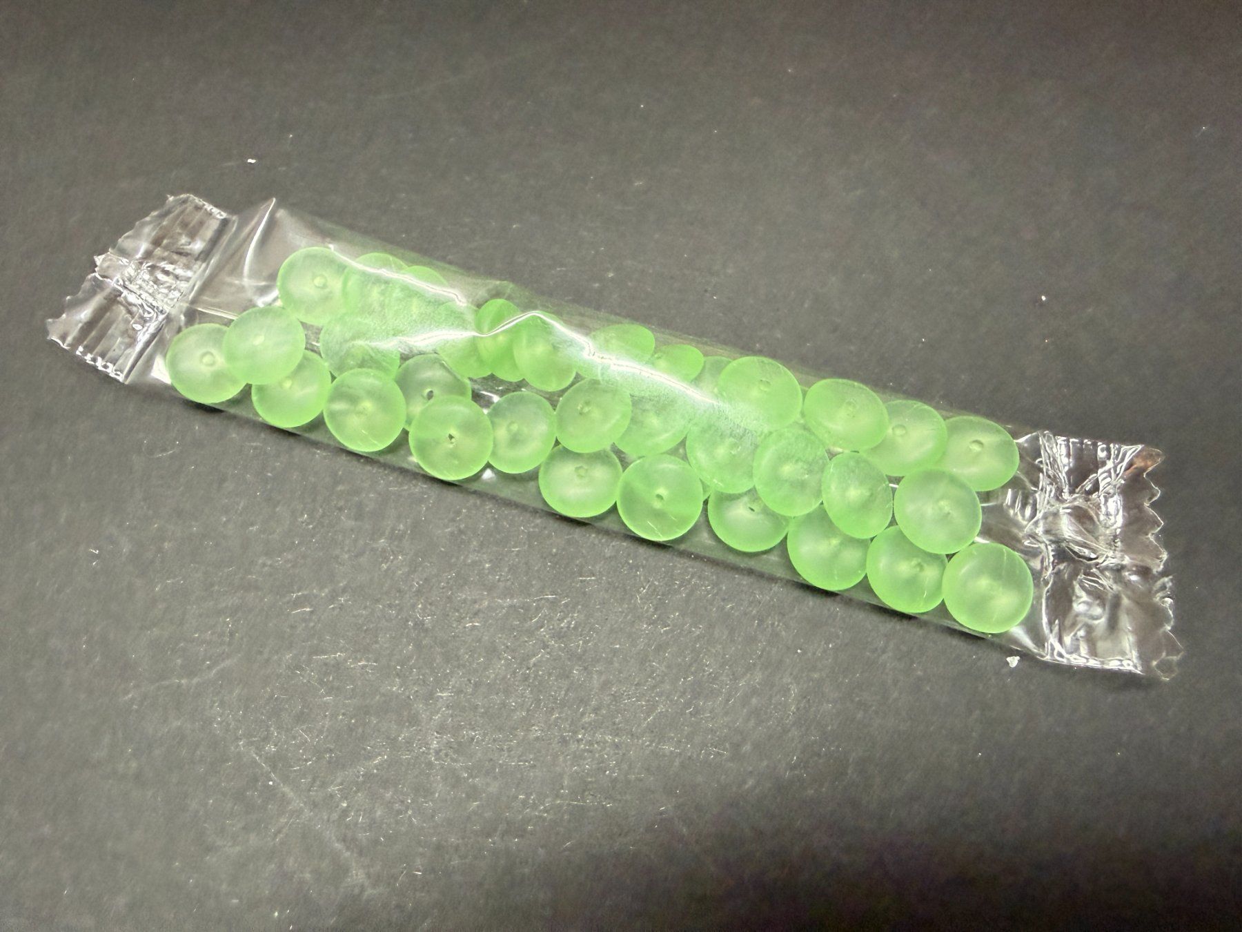 Perle (finte): Uranglas Perlen 8 x 3 mm mit Loch, 1 Pack mit ca. 35 Perlen – Usato da Lützelflüh-Goldb venduto da Elementis