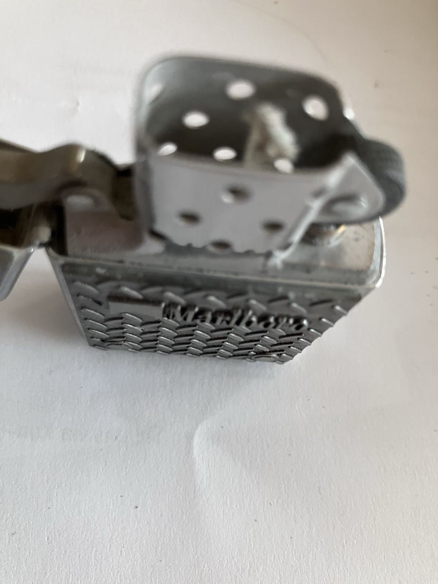 Marlboro Accendini: Zippo Feuerzeug Marlboro mit Ledertasche – Usato da opfikon venduto da reko51 2