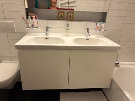 Doppelwaschbecken mit Unterschrank