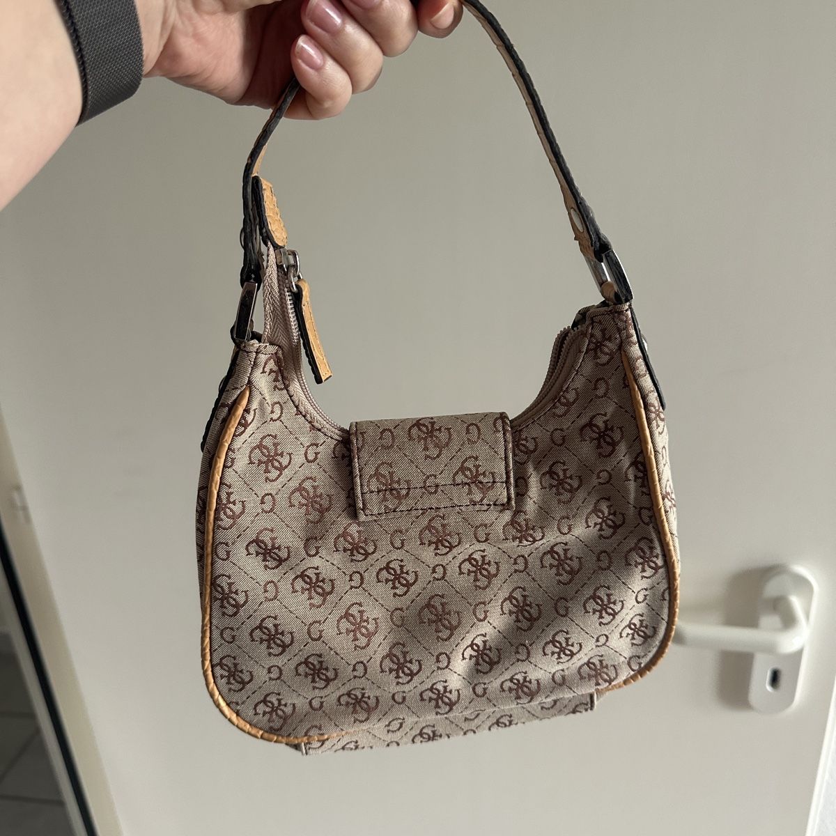 Guess Taschen für Damen: GUESS VINTAGE Y2K MINI-MONOGRAMM-BAG – Gebraucht aus Zofingen von JumpInVintage 1
