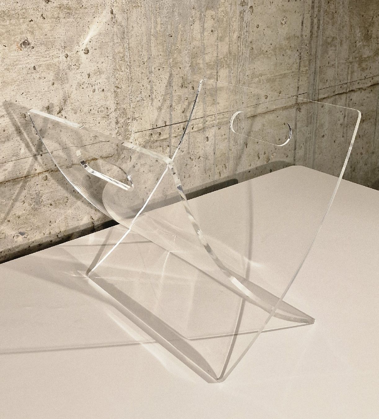 Altro per la casa: Plexiglas Zeitungsständer – Design – Usato da Affeltrangen venduto da Szafaoli