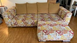Sofa mit Hocker und Kissen Blumenmuster
