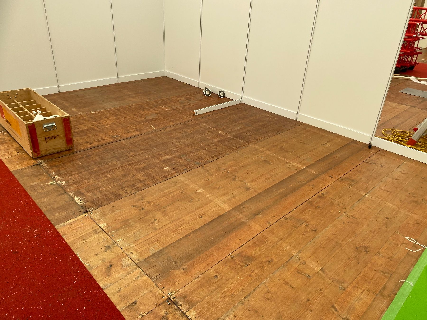 Rivestimenti per pavimenti: 80m2 Schaltafeln 4x1 stark gebraucht – Difettoso da Horgen venduto da sivex 1