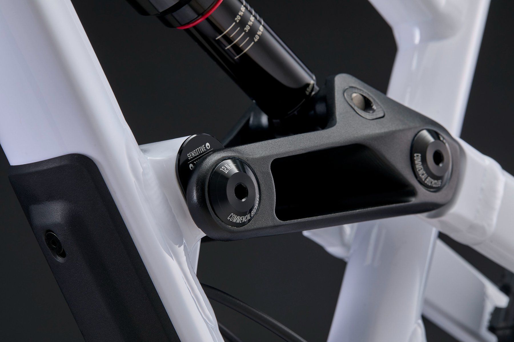 Commencal Biciclette: COMMENCAL CLASH MARZO PURE WHITE 2027 – Nuovo e nell'imballaggio originale da Lonay venduto da Malu-Bike 8