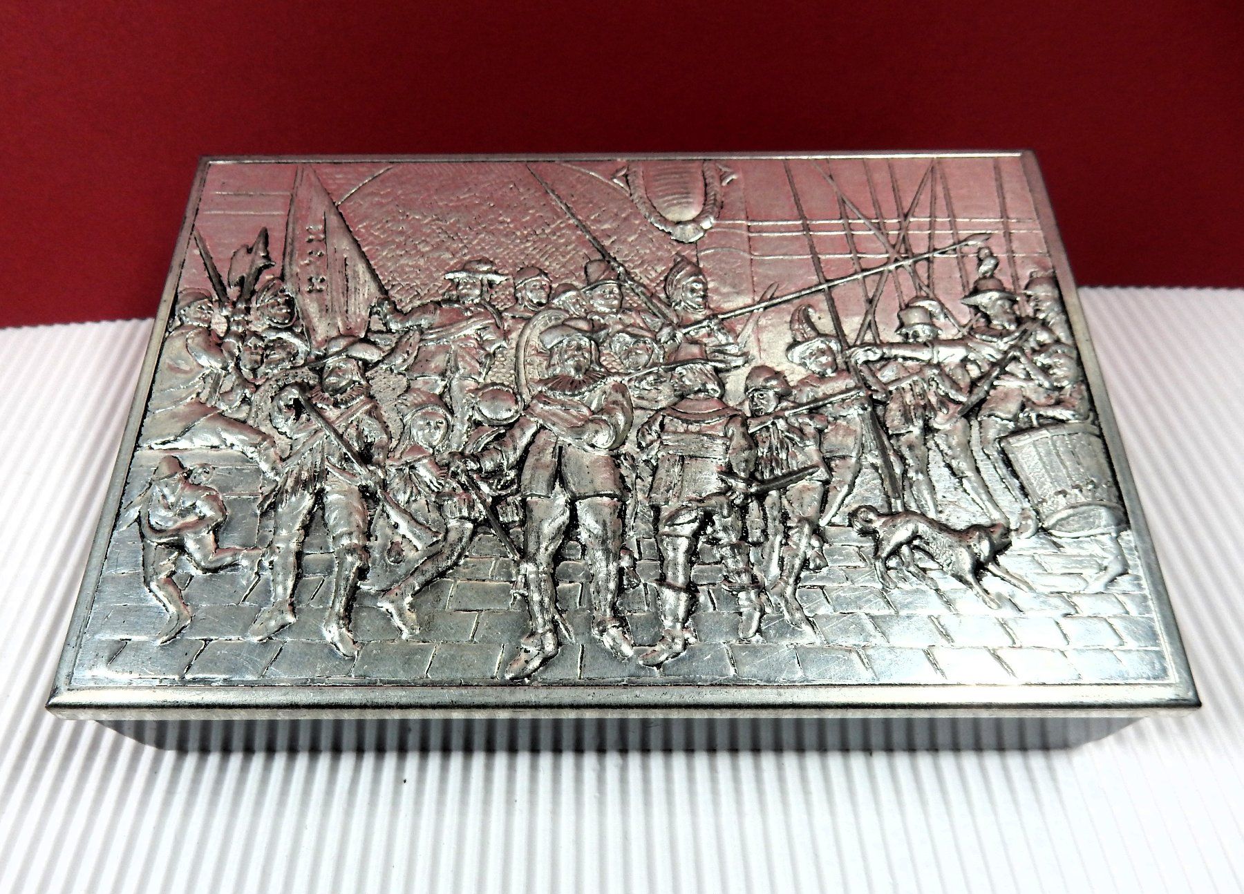 Tutte le decorazioni: **SCHÖNE VINTAGE DOSE MIT RELIEFBILD, Silberoptik** – Usato da Zürich venduto da Holzbolzen 1