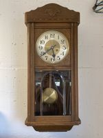 Wanduhr Holz mit Pendel mechanisch braun guter Zustand