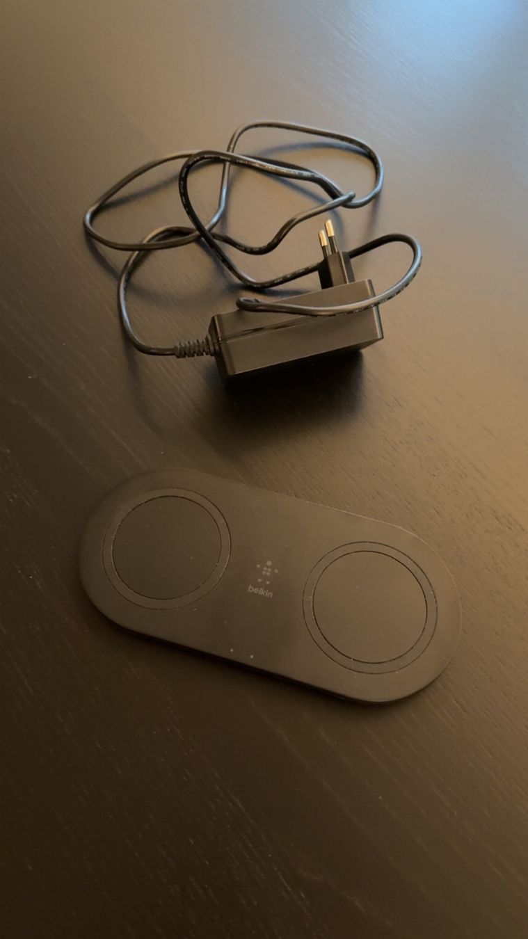 Belkin Caricabatterie: Belkin BOOST CHARGE Wireless Charging Dual Pads – Usato da Dietikon venduto da Welkins