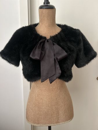 Kurzarm Bolero aus Kunstfell schwarz mit Schleife vorne