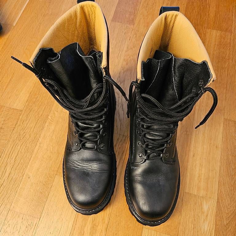 Herrenschuhe: Kampfstiefel – Neu und originalverpackt aus Wettingen von Paakinen