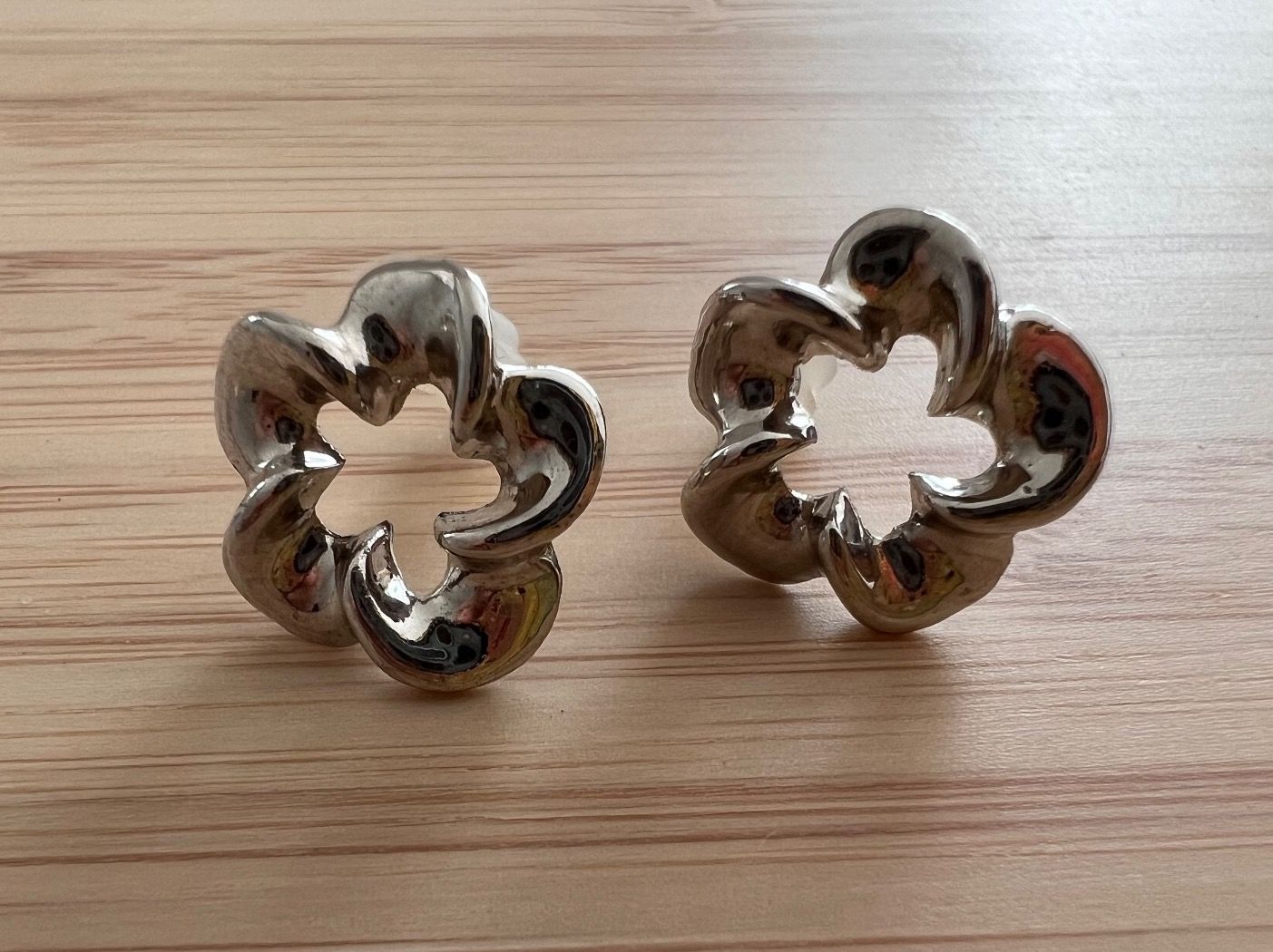 Orecchini pendenti & Orecchini a lobo: Floral stud earrings – Usato da Genève venduto da Ballpencase
