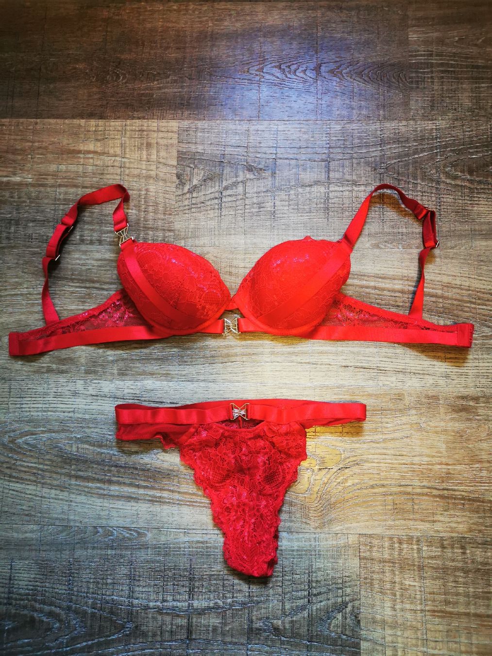 Sonstige Unterwäsche: Rotes Dessous-Set aus Spitze, BH 75C und String, Grösse s/M – Neu (gemäss Beschreibung) aus Balsthal von Leila_Luna 2