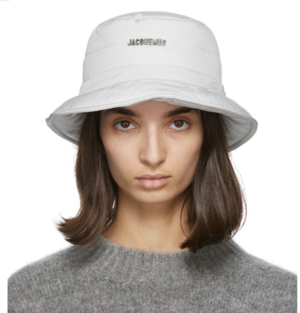 Jacquemus Copricapi, berretti & cappellini: Jacquemus Grey Le Bob Doudoune – Nuovo (secondo la descrizione) da Zürich venduto da ninabaghira 1