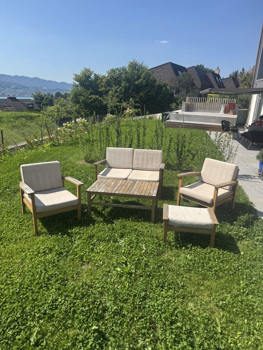 Set di tavolo e panche: Rustic Wooden Garden Set - Sofa, Chairs, Table, Footstool – Usato da Herrliberg venduto da ton_xgs8