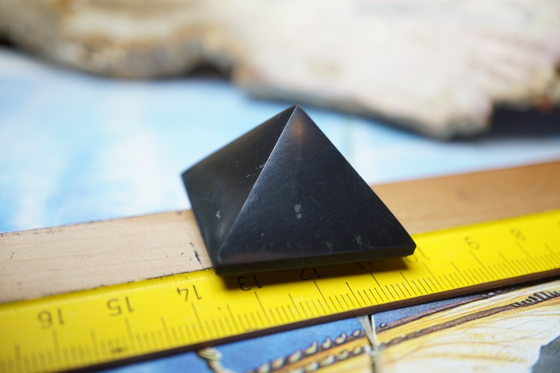 Mineralien & Heilsteine: Schungit Energy Pyramide     3cm x 3cm – Neu und originalverpackt aus Eschenbach SG von  4