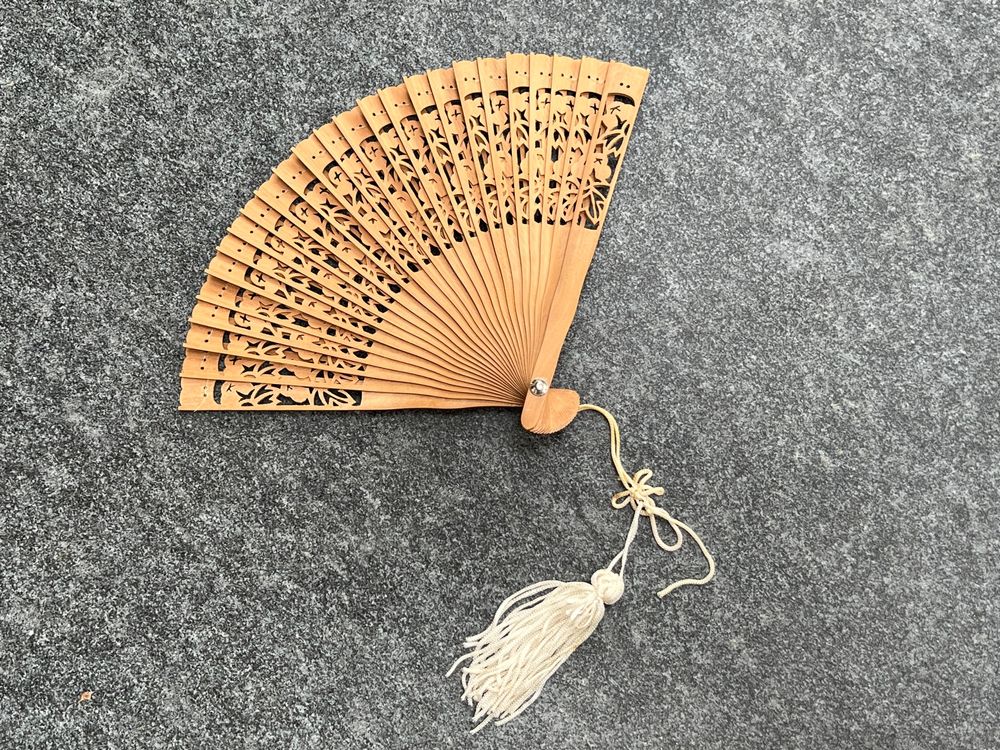 Vintage Sandelholz-Faltfächer Für Damen – Handgeschnitzt & Elegant Für Hochzeit, Sommer, Party