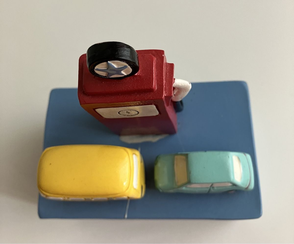 Spardosen: Dekorative Spardose mit Auto und Tanksäule, Top! – Gebraucht aus Neschwil von Luna19610 3