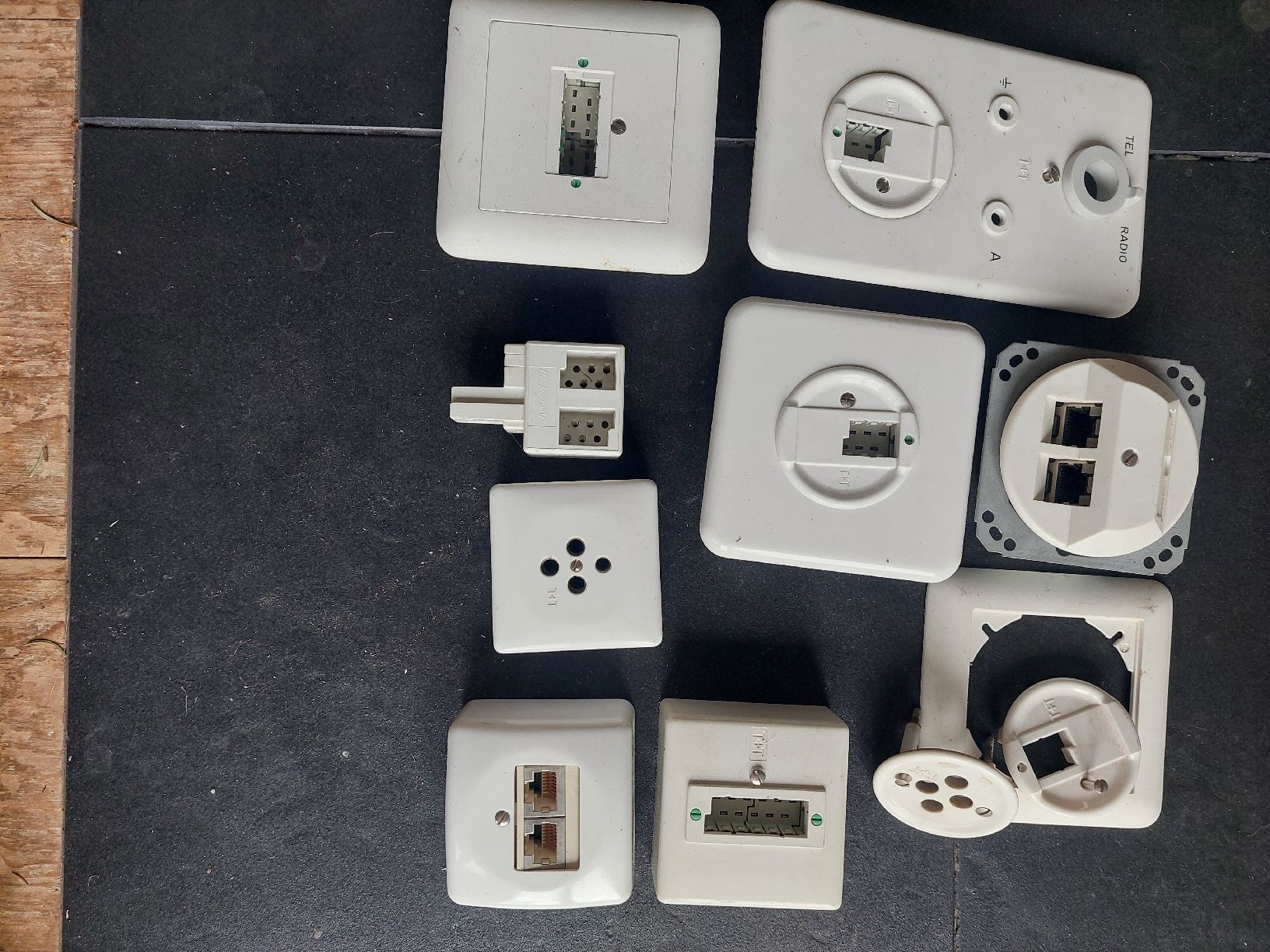 Spine: Telefondosen und Kabel etc – Usato da Zürich venduto da Cortin