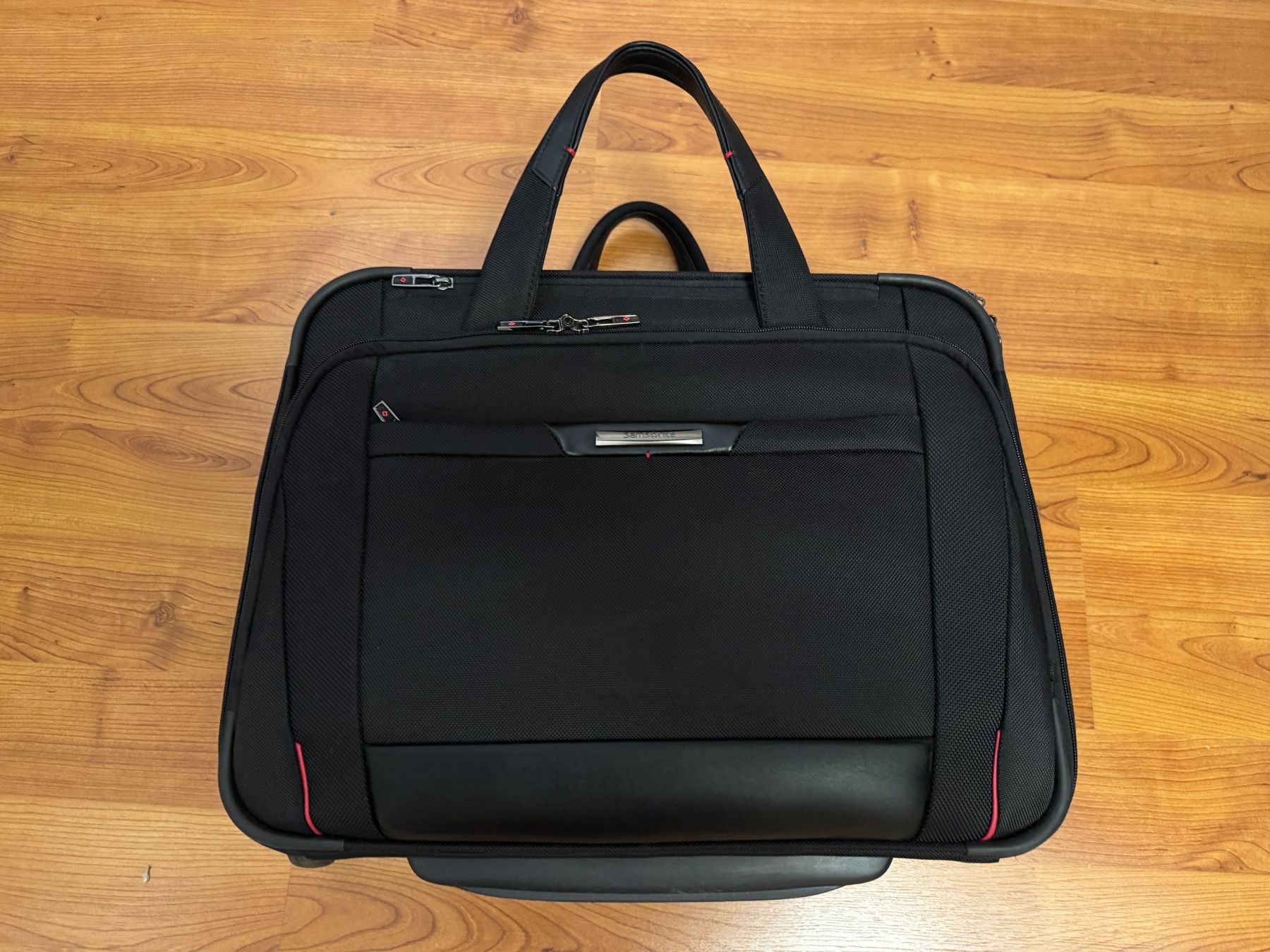 Samsonite Valigie: Samsonite PRO-DLX 5 Laptop Briefcase with Wheels – Usato da Brugg AG venduto da orvel
