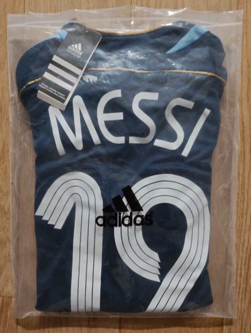 Canottiere & Pantaloni: Maillot Argentine 2006 Rétro Messi – Nuovo e nell'imballaggio originale da Praz (Vully) venduto da Footzone.ch 2
