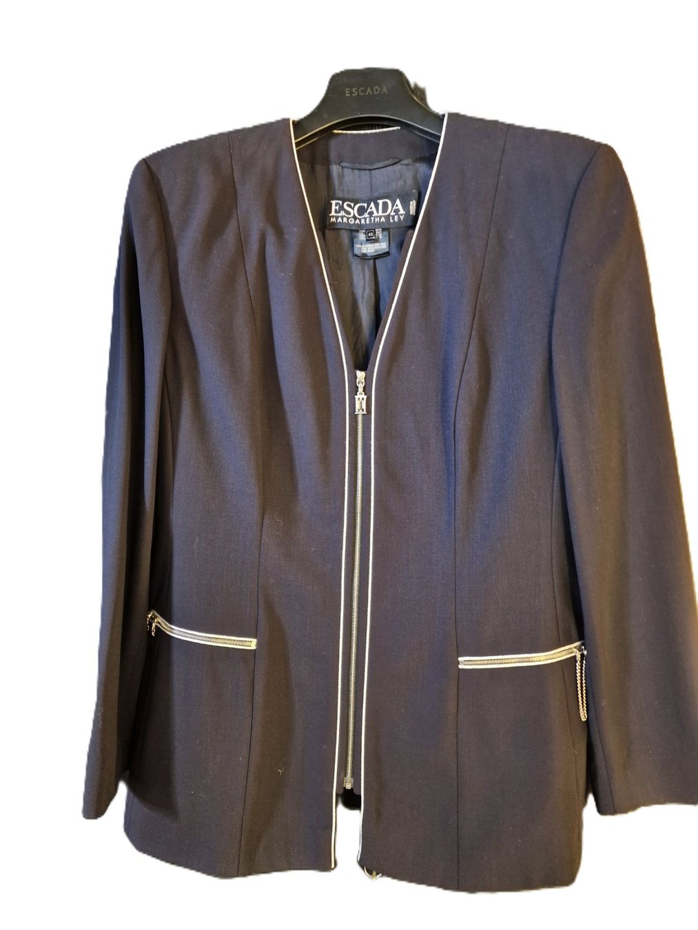 Costumi: Rock-Blazer-Kostüm von Escada – Usato da Sargans venduto da pjo01