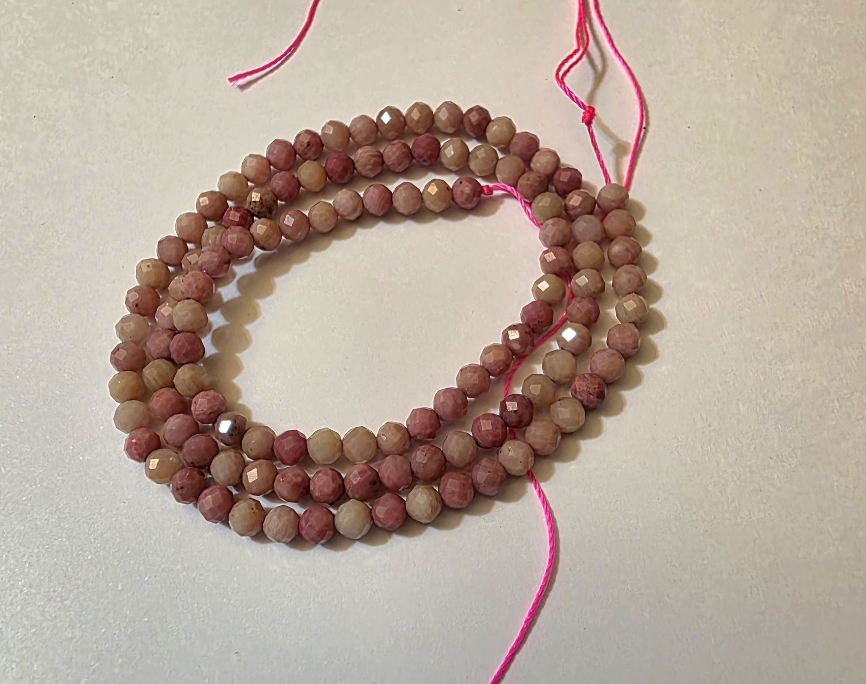 Minerali & Pietre curative: Rhodochrosit facettiert 3mm. Strang – Nuovo e nell'imballaggio originale da Menziken venduto da Mirager 1