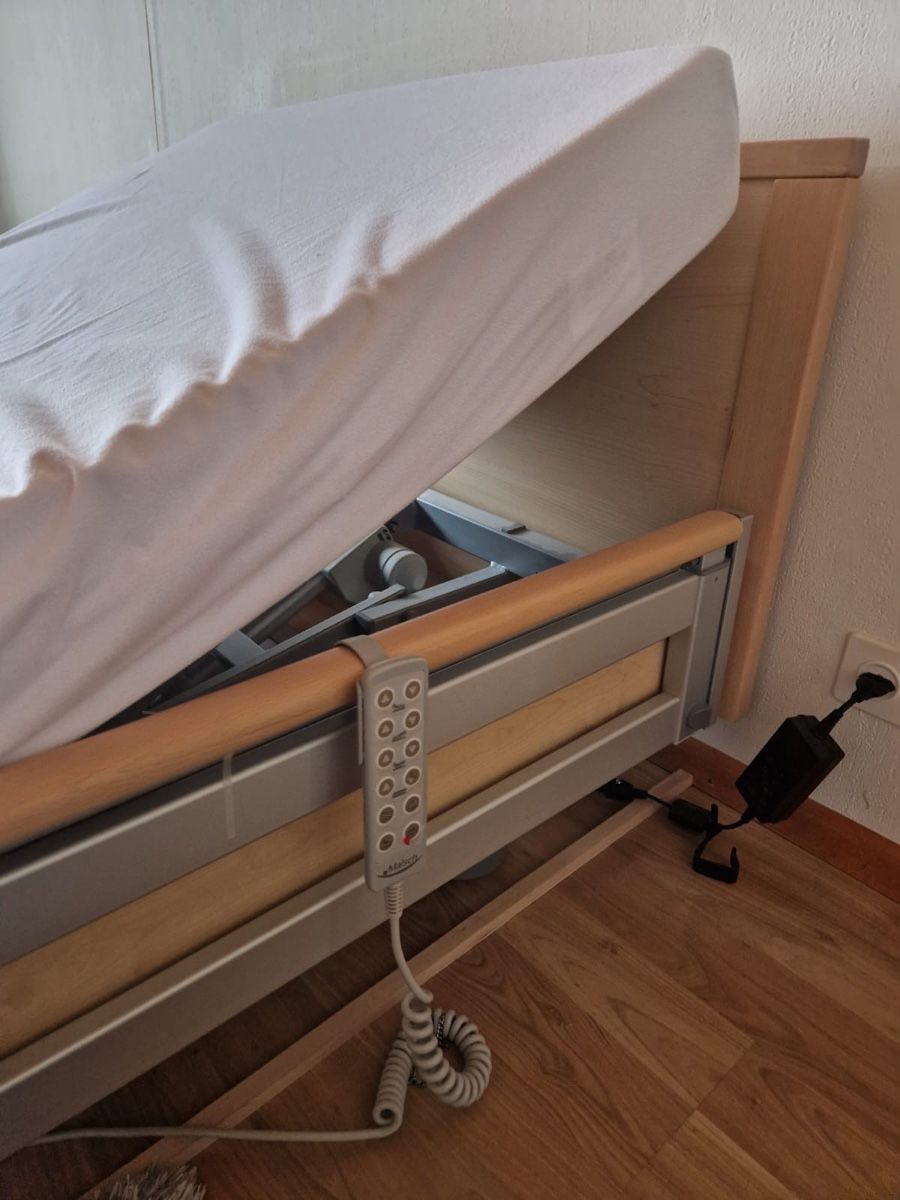 Letti: Pflegebett Iris 16-400 GS mit Matratze – Usato da St.Gallenkappel venduto da Pase1990 3